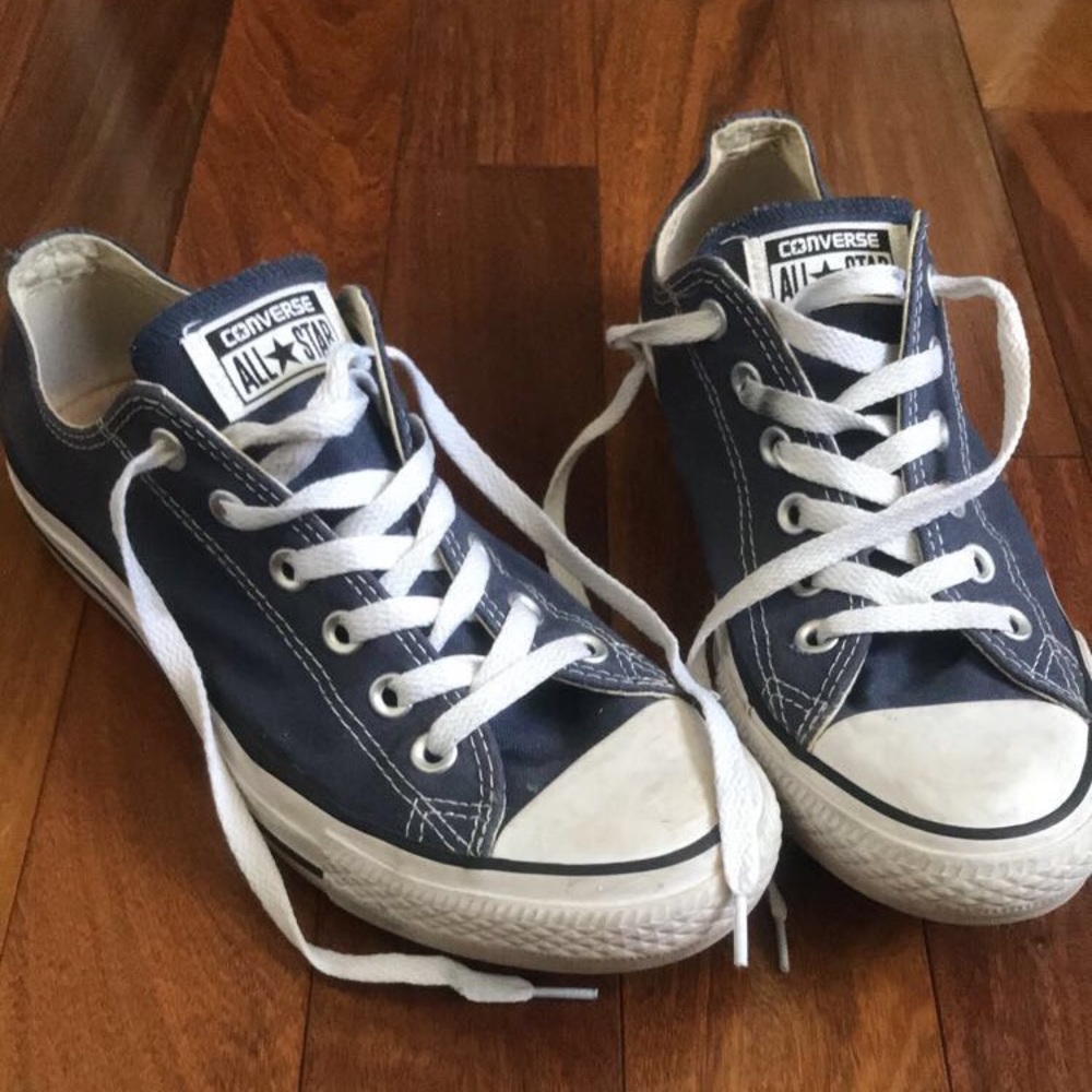 Navy blue women’s converse